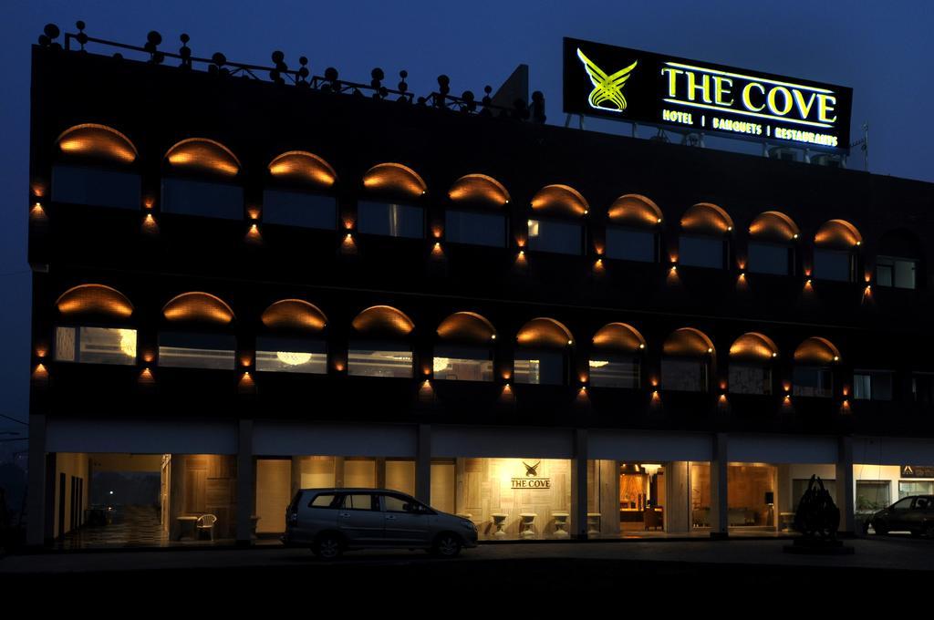 The Cove Hotel Panchkula Bagian luar foto
